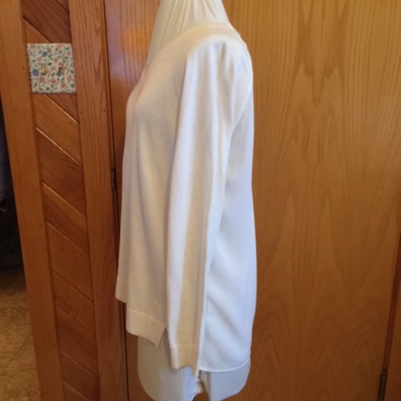 LOFT Cream V-Neck Women's Sweater - Picture 2 of 4